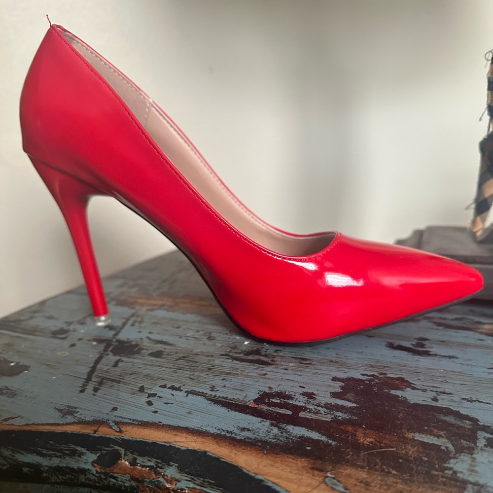 NWOT. red pointed toe patented leather heels with clear plastic heel covers